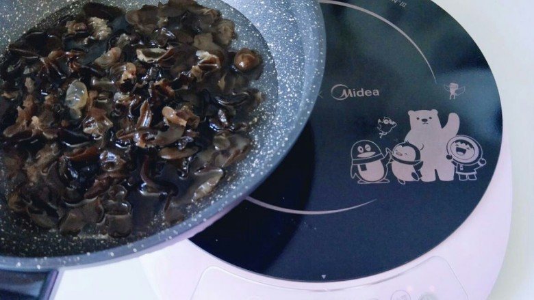 适合夏天的菜&爽口黄瓜丝木耳,将泡发的木耳焯水,水烧开后放入木耳,电磁炉大火粒1分钟立即捞出。