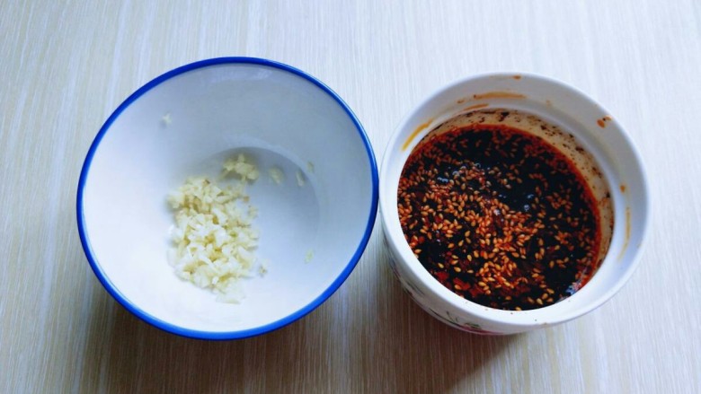 适合夏天的菜&爽口黄瓜丝木耳,准备调味料,调味料这里可以按个人口味任意调换。