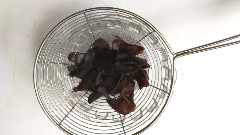 凉拌苦瓜,捞出沥干水份