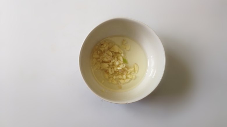 凉拌苦瓜,加入蒜末