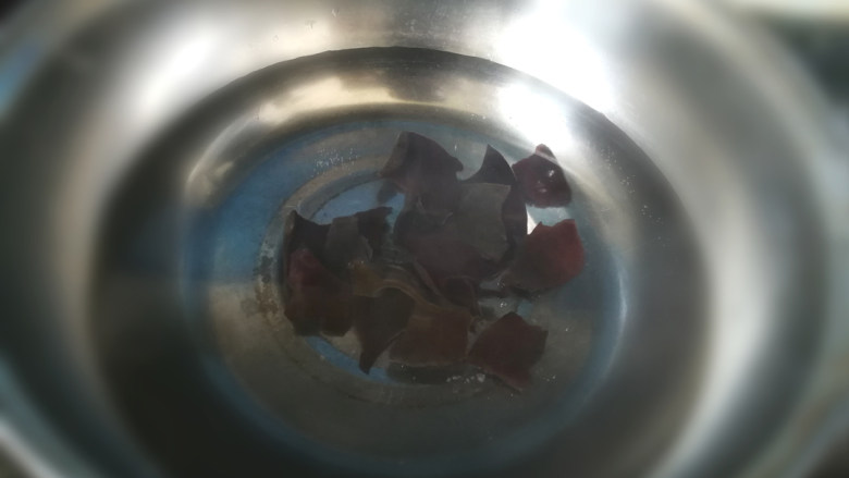 凉拌苦瓜,木耳放在锅里煮熟