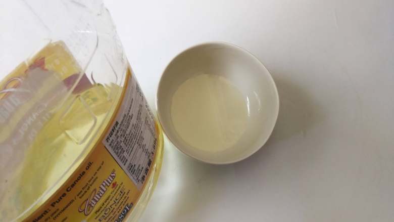 凉拌苦瓜,找一个小碗,放入约15ml的芥花油