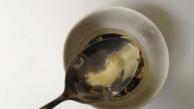 凉拌苦瓜,加入白醋