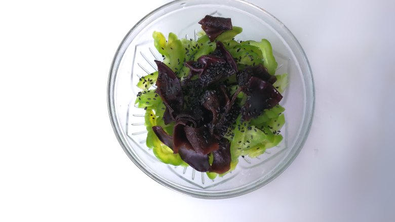 凉拌苦瓜,拌菜里加入熟芝麻