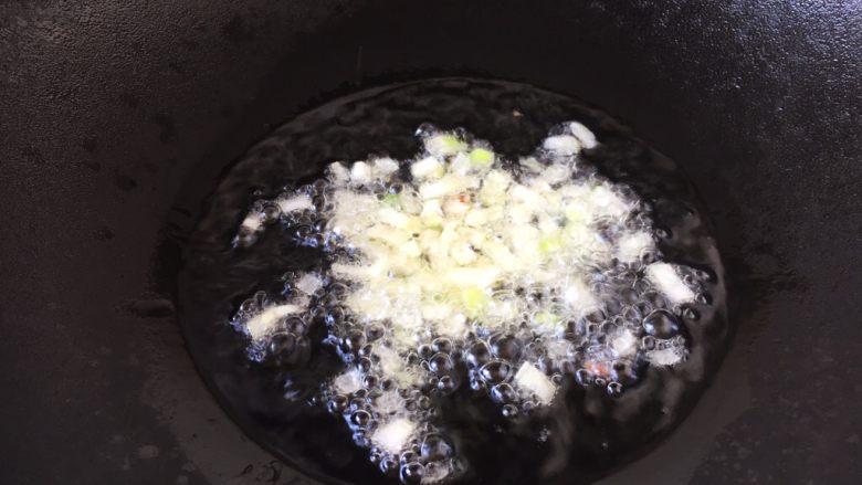 苍蝇头,热锅凉油放入葱花,葱花煸炒出香味。