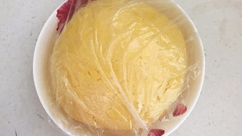 菜团子,揉成光滑的面团,盖上保鲜膜静止15分钟