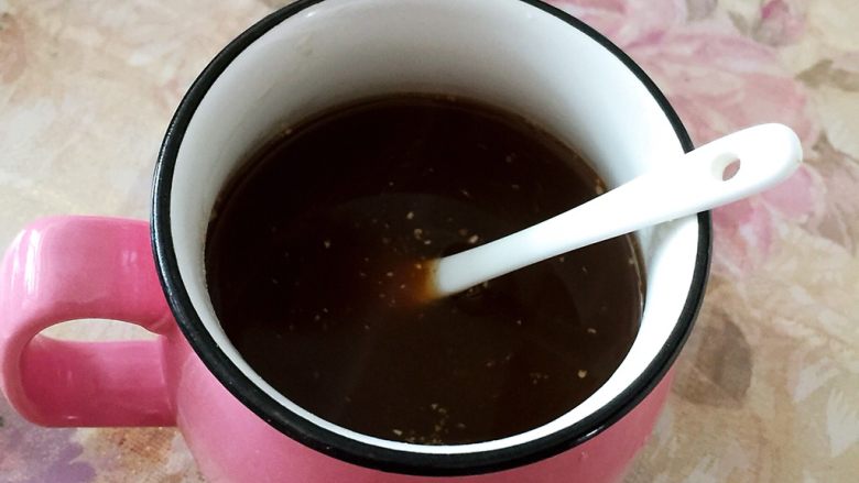 红糖姜枣膏,每天一勺陪开水喝,长期一定会成为美丽女人的🌞(注意,一次做的量别太多,控制在一周左右的量就好。另外,最好早晨喝,过了中午就不要再喝了,老话说得好 晚上吃姜赛砒霜嘛)