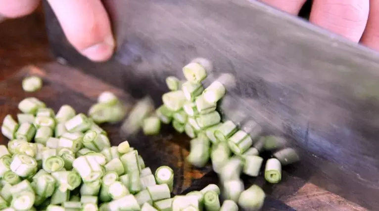 肉末豆角,简单又省事的快手做法,人人都会,豆角洗净,切小段备用