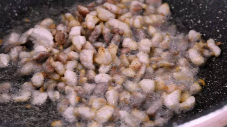 肉末豆角,简单又省事的快手做法,人人都会,热锅冷油,下肉粒小火煸香,煸出油份