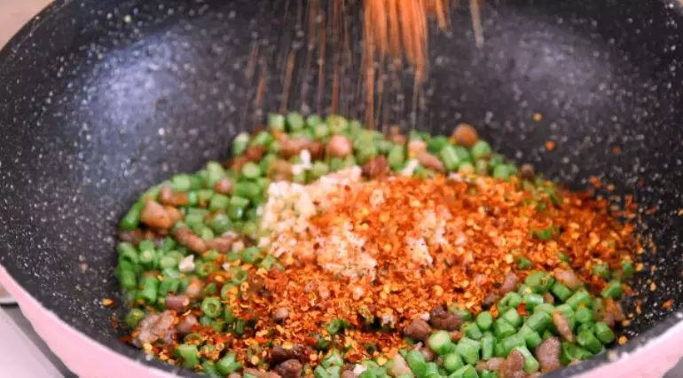 肉末豆角,简单又省事的快手做法,人人都会,再下蒜末、辣椒粉,一起炒香
