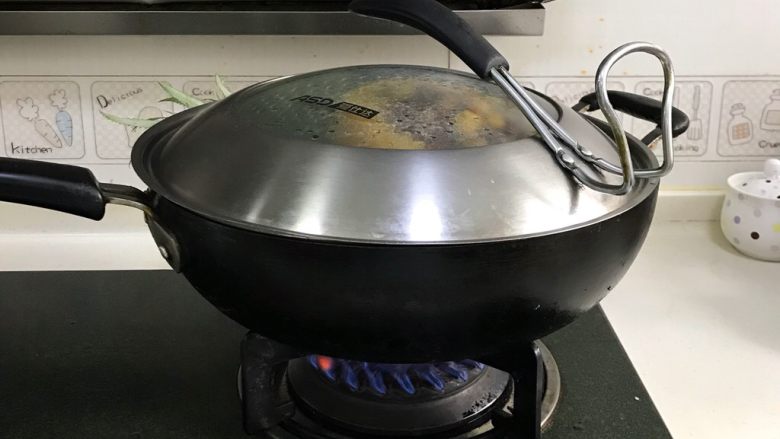 香甜菠萝糯米饭,盖好锅盖,中大火蒸煮15~20分钟。