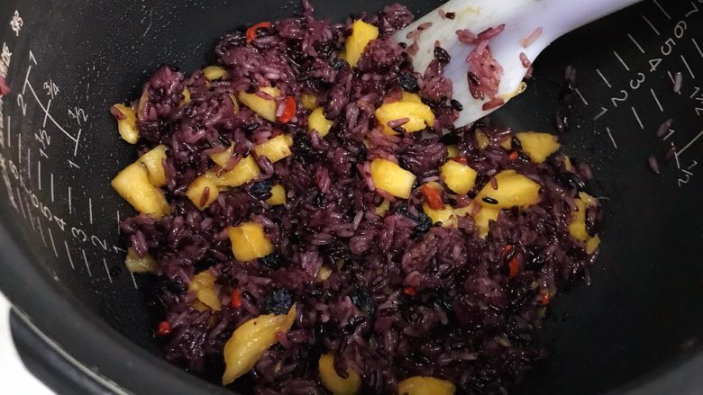 香甜菠萝糯米饭,把糯米饭和其他加入的食材拌匀,此时可以尝尝味道,根据自己的口味喜好进行调整甜度。