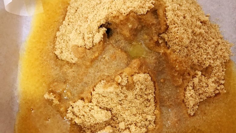 蔓越莓酸奶芝士条,饼干末里加入融化的黄油,搅拌均匀