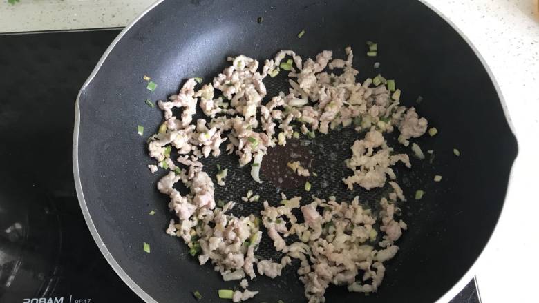 好吃的意大利蘑菇肉酱面,起锅烧热油,油热至7-8分时把葱蒜末倒进锅里翻炒出香味后倒入<a style='color:red;display:inline-block;' href='/shicai/ 442'>肉末</a>翻炒2分钟后加入少许盐和香菇,继续翻炒3分钟,盛出。