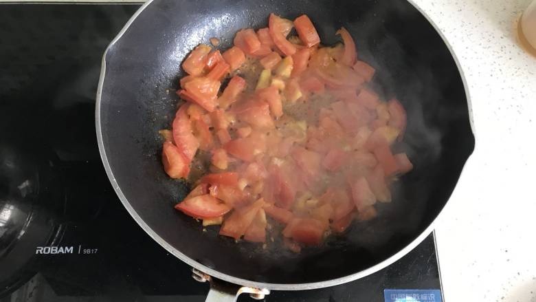 好吃的意大利蘑菇肉酱面,不用洗锅，用肉的油继续翻炒西红柿块，中火翻炒至西红柿汁儿出现，然后倒入刚刚炒熟的肉，翻炒。倒入<a style='color:red;display:inline-block;' href='/shicai/ 753'>番茄沙司</a>，翻炒至均匀。