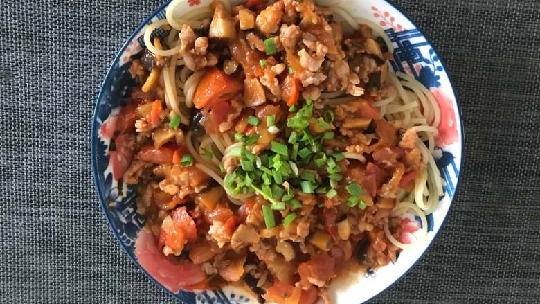 好吃的意大利蘑菇肉酱面,鲜香可口,再配上一杯红酒,真让人陶醉。