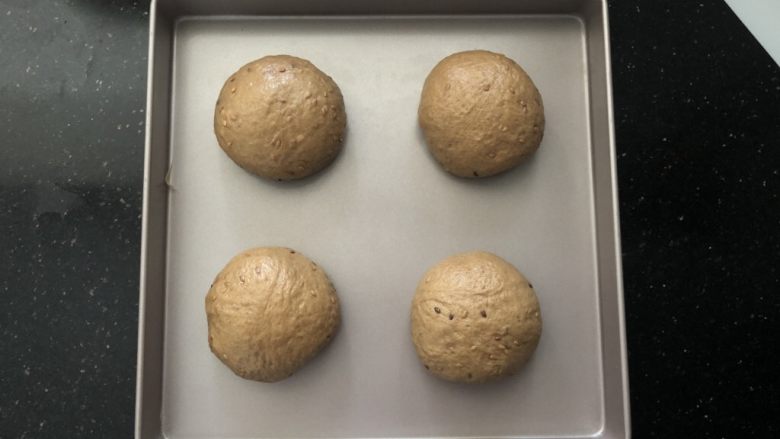 亚麻籽红糖黑麦软欧包,12、有间距的码入烤盘中,盖上保鲜膜进行二次发酵。