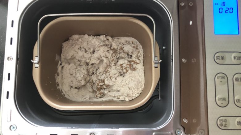 亚麻籽红糖黑麦软欧包,3、面包桶装入面包机中,启动和面功能。