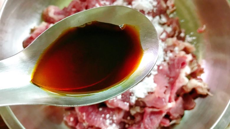 洋葱炒肉片,再加少许<a style='color:red;display:inline-block;' href='/shicai/ 692'>酱油</a>。