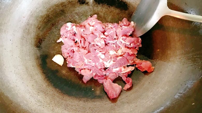 洋葱炒肉片,加入肉片。