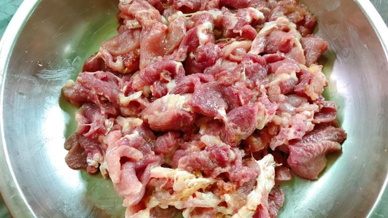 洋葱炒肉片,抓均腌制二十分钟。