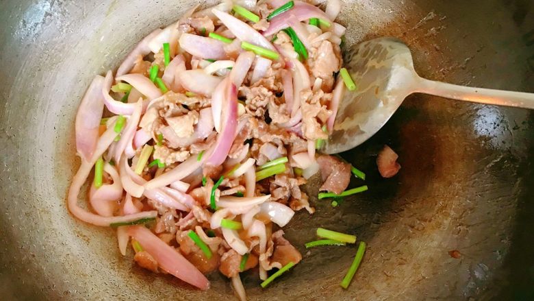 洋葱炒肉片,炒匀关火。