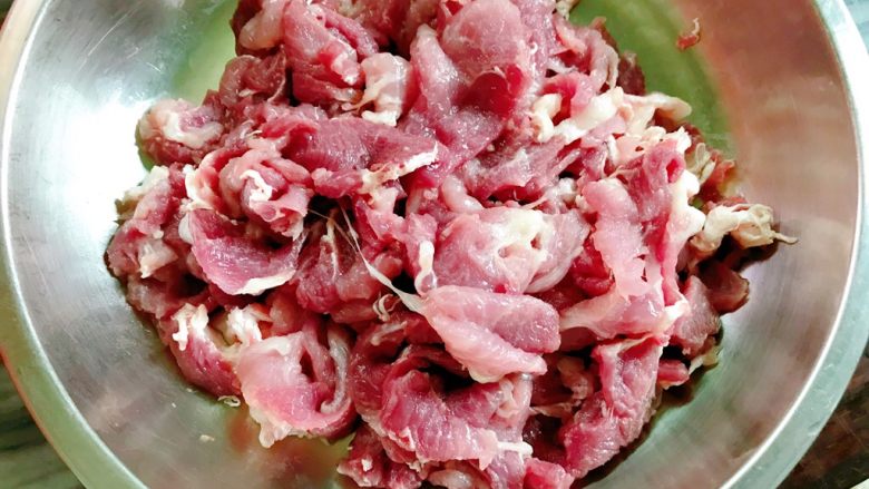 洋葱炒肉片,<a style='color:red;display:inline-block;' href='/shicai/ 414'>猪肉</a>切薄片，放在盘中。