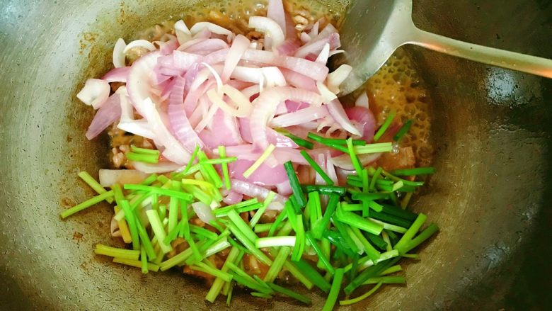 洋葱炒肉片,加入炒好的洋葱，加入芹菜、葱段。