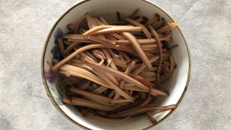 夏日快手小菜-香菜拌鸡蛋干,<a style='color:red;display:inline-block;' href='/shicai/ 1115'>鸡蛋干</a>切成细丝,越细越好
