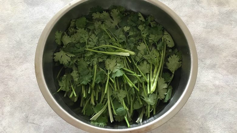 夏日快手小菜-香菜拌鸡蛋干,搅拌均匀,浸泡10分钟