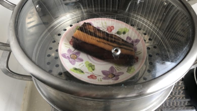 玉颜偶染尘世烟➕双椒白玉菇炒酱油肉,上蒸锅蒸20分钟。或者有一个偷懒的方法，大家可以在用电饭煲煮米饭时把腊肉放进去一起煮，米饭焖好了，腊肉也蒸好了，而且腊肉中的油脂渗入米粒中，米饭也变的炒鸡好吃。