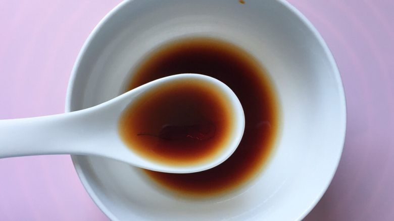 凉拌木耳,加入一汤匙<a style='color:red;display:inline-block;' href='/shicai/ 768'>香醋</a>;
