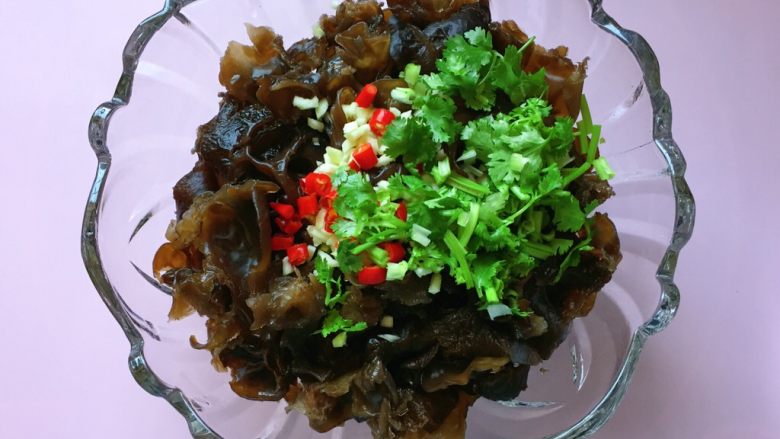 凉拌木耳,加入香菜碎;