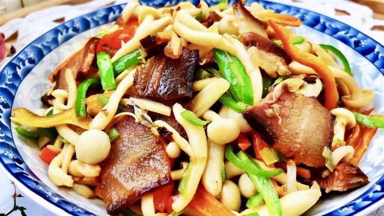 玉颜偶染尘世烟➕双椒白玉菇炒酱油肉,白玉菇的清新脆嫩沾染了腊肉的烟火气，简直让人欲罢不能😛，喜欢的宝宝们，快点动手试试吧😁