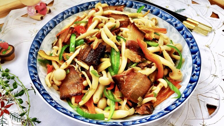 玉颜偶染尘世烟➕双椒白玉菇炒酱油肉,成品