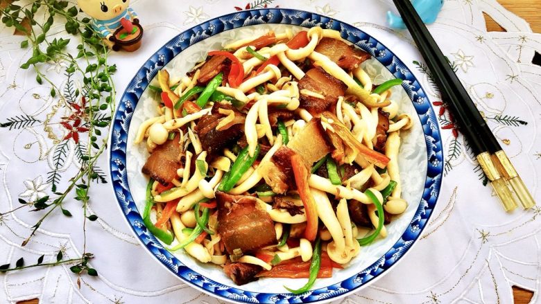 玉颜偶染尘世烟➕双椒白玉菇炒酱油肉,成品
