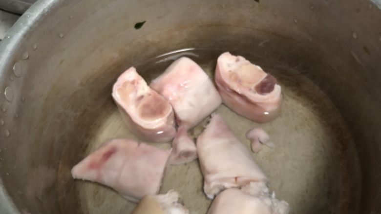 猪脚木耳汤,将猪蹄洗净