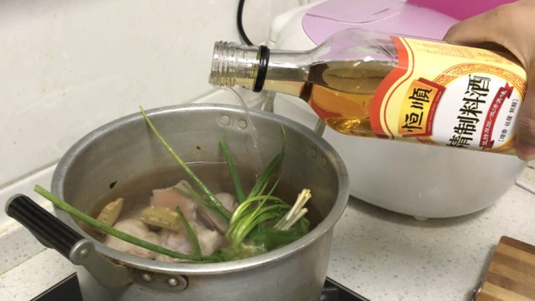 猪脚木耳汤,加入<a style='color:red;display:inline-block;' href='/shicai/ 718'>料酒</a> 去腥