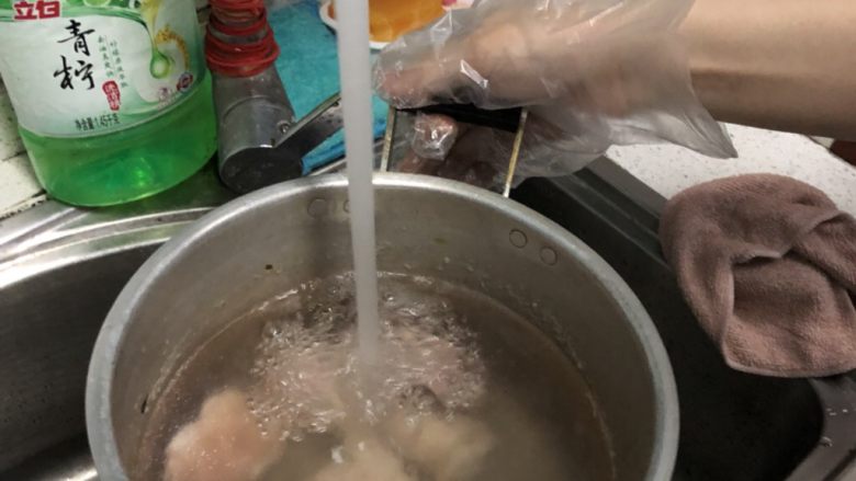猪脚木耳汤,清洗，将沫沫清洗干净