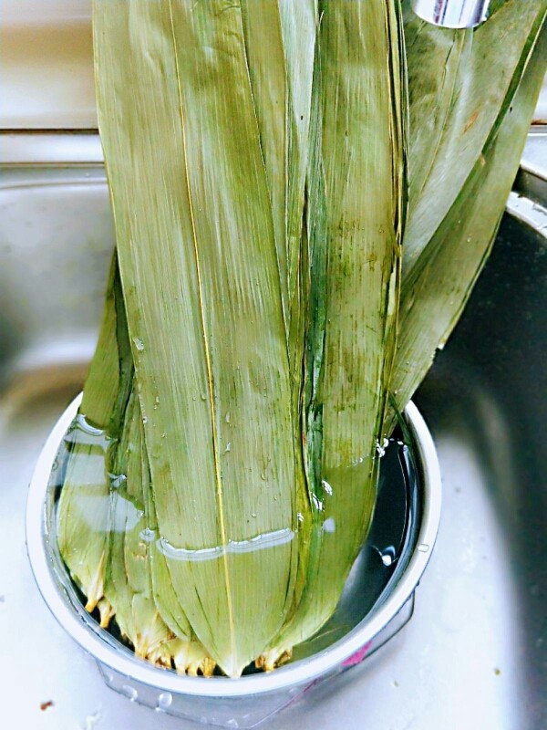 #包个粽子过端午#杂粮粽子,粽叶子冷水泡30分钟,之后再用沸水煮5分钟。