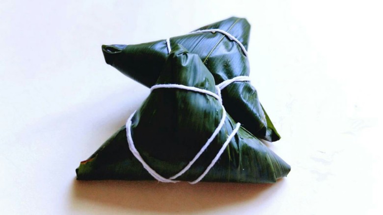 #包个粽子过端午#杂粮粽子,在包起来,用绳子绑起来,依次做完。