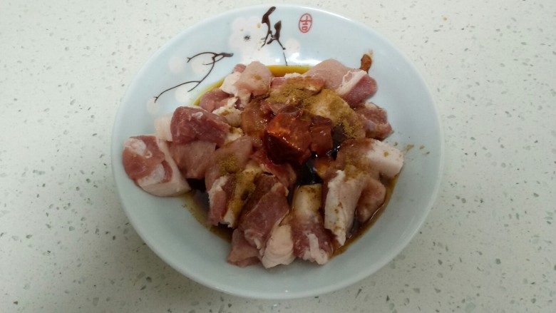 彩色果干甜粽子和咸味肉粽子,🐷里脊肉切厚片，加入<a style='color:red;display:inline-block;' href='/shicai/ 718'>料酒</a>、<a style='color:red;display:inline-block;' href='/shicai/ 721'>蚝油</a>、<a style='color:red;display:inline-block;' href='/shicai/ 788'>生抽</a>、十三香、盐、豆腐卤、<a style='color:red;display:inline-block;' href='/shicai/ 756'>鸡精</a>。