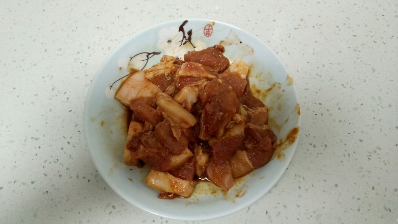 彩色果干甜粽子和咸味肉粽子,用手抓拌均匀,放入冰箱冷藏3小时。