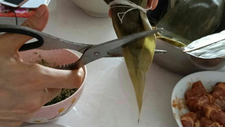 彩色果干甜粽子和咸味肉粽子,用绳子扎紧,为了美丽可以剪去前端。