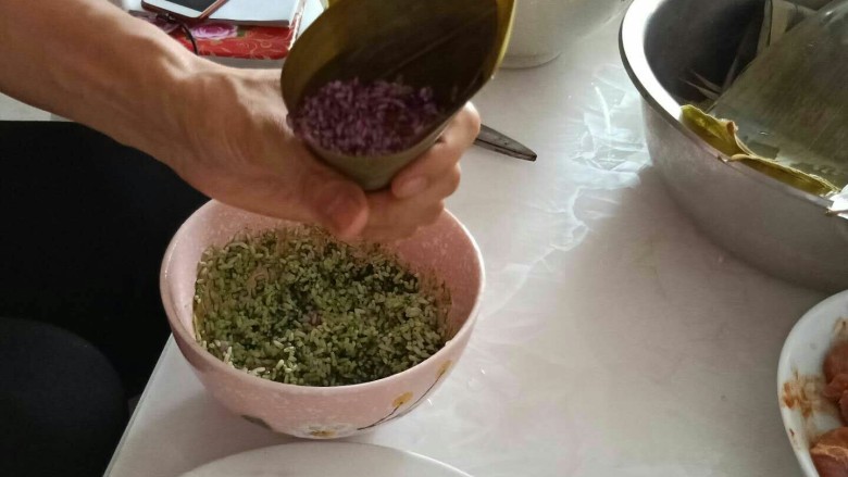 彩色果干甜粽子和咸味肉粽子,取两片粽叶包成紫薯色的糯米,中间包上蜜枣和果干,再包上紫薯色的糯米。
