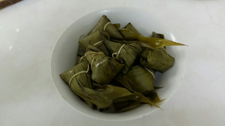 彩色果干甜粽子和咸味肉粽子,大火煮开,转小火煮70分钟,捞出。