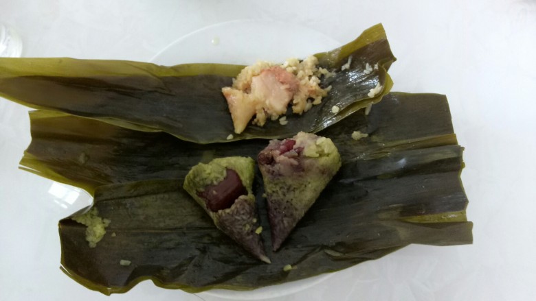 彩色果干甜粽子和咸味肉粽子,看看,不仅颜值高,而且口感好,比外面卖的好吃多了。
