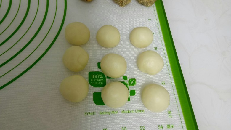 苏式椒盐月饼,把油皮平均分成9份,用手捏、揉光滑。