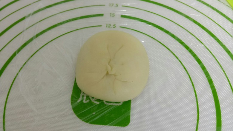 苏式椒盐月饼,左手拇指往下压,右手户口收口,口收紧,口朝上,压扁。