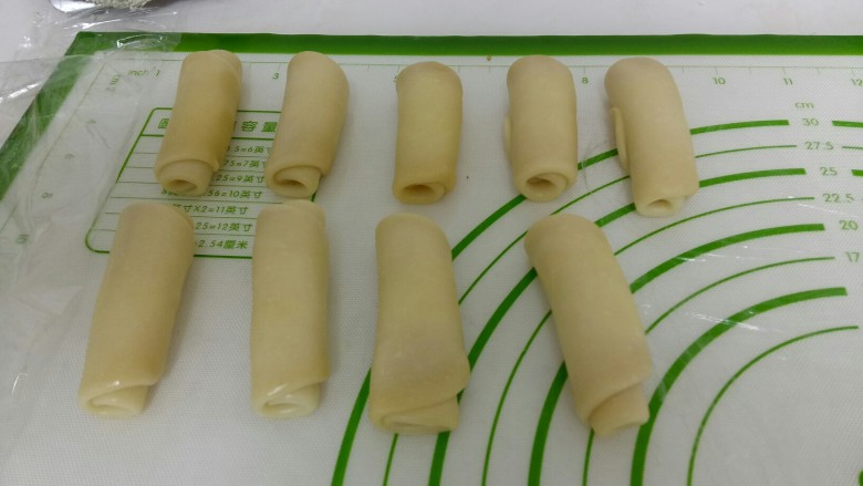 苏式椒盐月饼,全部擀好后,再收口朝上,压扁,从中间往两边赶,卷起来,第二次擀的卷,明显比第一次擀的卷小。
